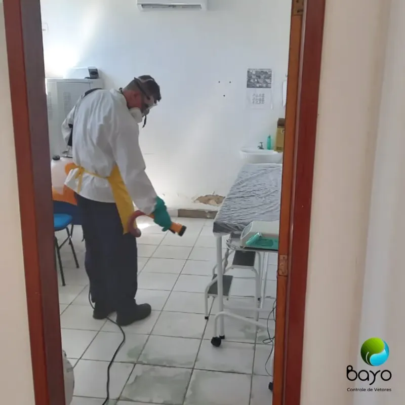 Técnico da Bayo fazendo aplicação em sala de atendimento de saúde